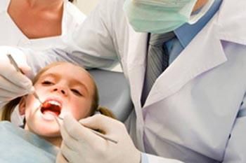 Dr. Alfons Llinás Rovira dentista con niño